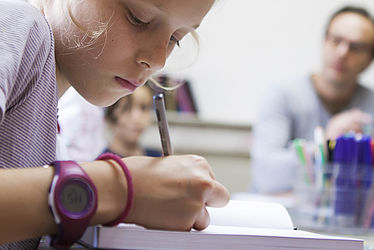 Des enfants révisent et s'entraînent à l'étude surveillée.