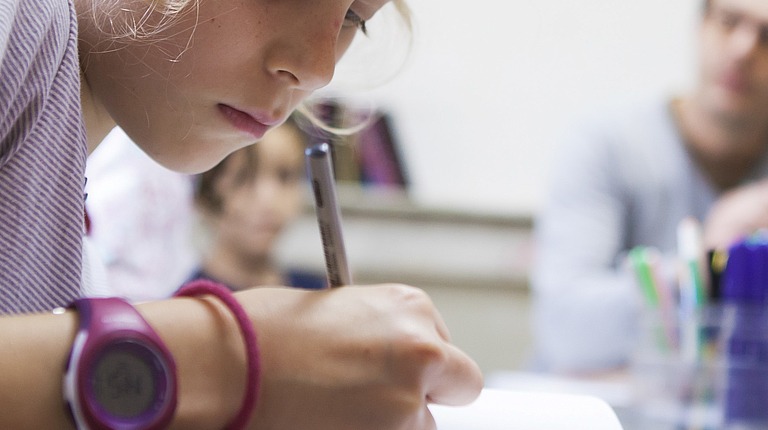 Des enfants révisent et s'entraînent à l'étude surveillée.