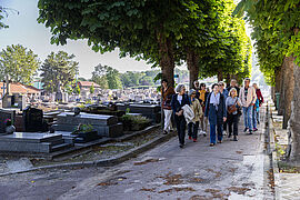 Un groupe de personnes se baladent dans le cimetière communal de Pantin