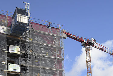 Façade d'un immeuble en construction avec une grue à Pantin