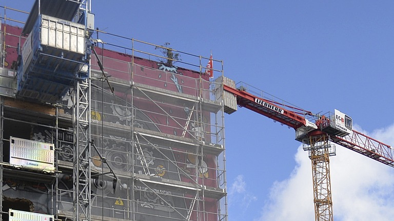Façade d'un immeuble en construction avec une grue à Pantin