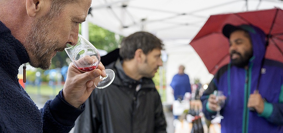 Photo représentant trois jeunes hommes adultes participant au salon des vignerons Pantin boît bio, ils sont en train de déguster du vin