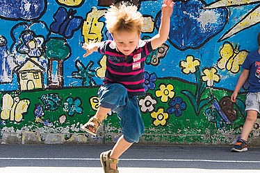 Plusieurs enfants sautent et courent dans une cour d'école de Pantin