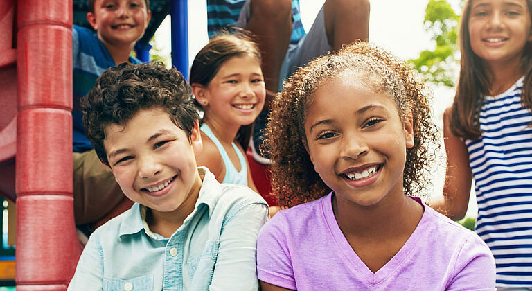 Un groupe d'enfant prennent la pose dans une forêt.