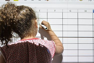 Un enfant écrit au tableau numérique dans une école élémentaire de Pantin