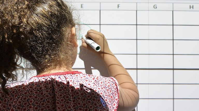 Un enfant écrit au tableau numérique dans une école élémentaire de Pantin