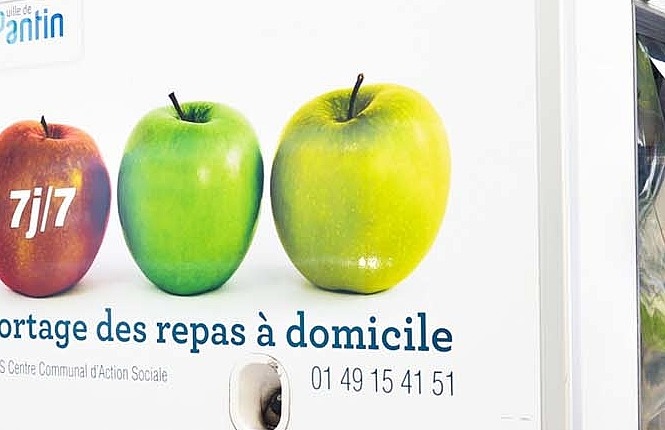 Un agent de la ville de Pantin livre des repas aux bénéficiaires. 