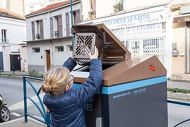 Un enfant jète ses déchets alimentaires dans un des 800 points d’apport volontaire réservés aux déchets alimentaires.