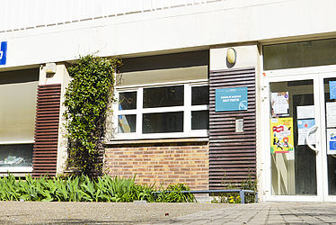 Façade de la maison de quartier Sabiha Gökçen - antenne Haut-Pantin de Pantin