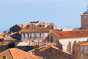 Une vue sur les toits et le clocher d'un petit village.