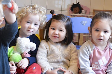 Un groupe d'enfants prennent la pose dans une salle de jeu