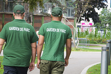 Deux gardiens de parc surveillant le parc Stalingrad de Pantin