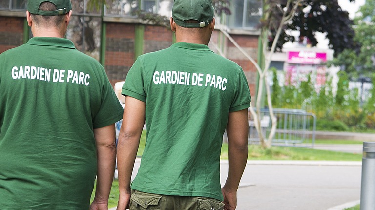 Deux gardiens de parc surveillant le parc Stalingrad de Pantin