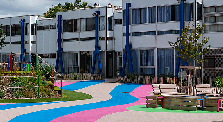 Travaux dans une cours jardin dans l'école Jean Lolive et Edouard Vaillant à Pantin