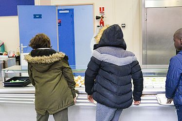 Plusieurs enfants font la queue au self de la cantine de l'école Sadi Carnot.