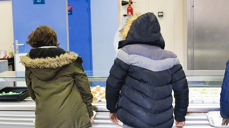 Plusieurs enfants font la queue au self de la cantine de l'école Sadi Carnot.