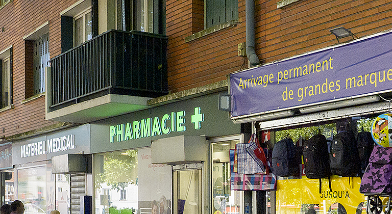 Photo de vitrines à Pantin, dont un magasin appelé Cash Prix et une pharmacie