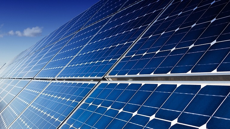 Plusieurs panneaux solaires 